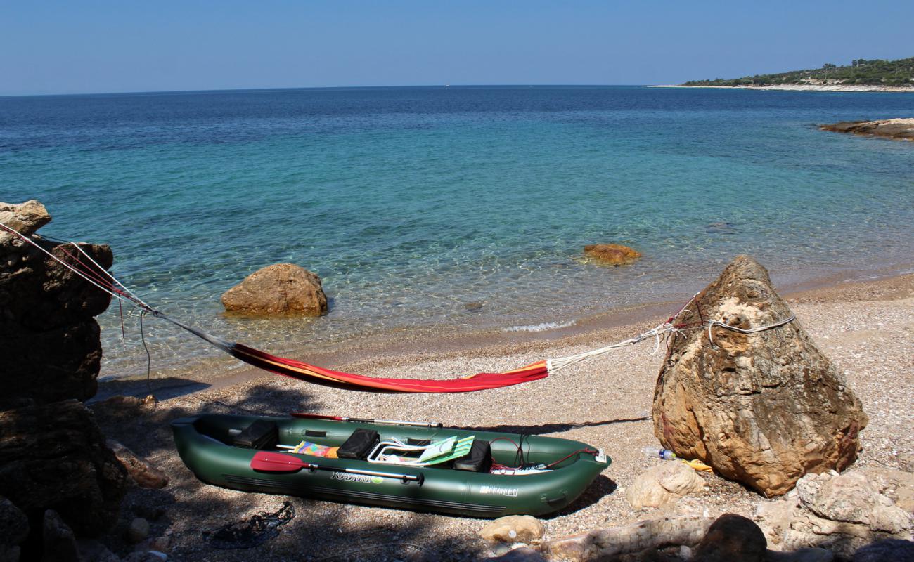 Oinochoe beach'in fotoğrafı küçük bej çakıl yüzey ile