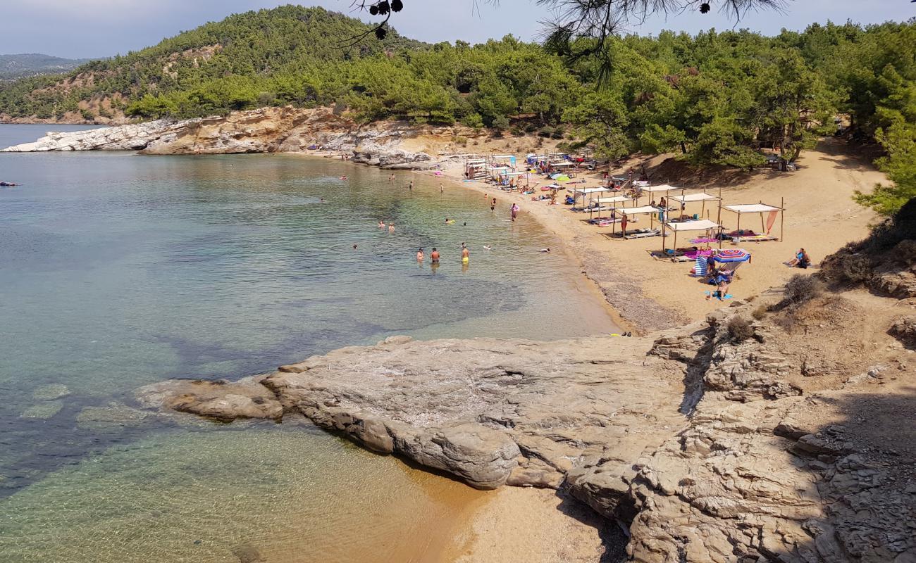 Salonikios beach'in fotoğrafı açık bej kum yüzey ile