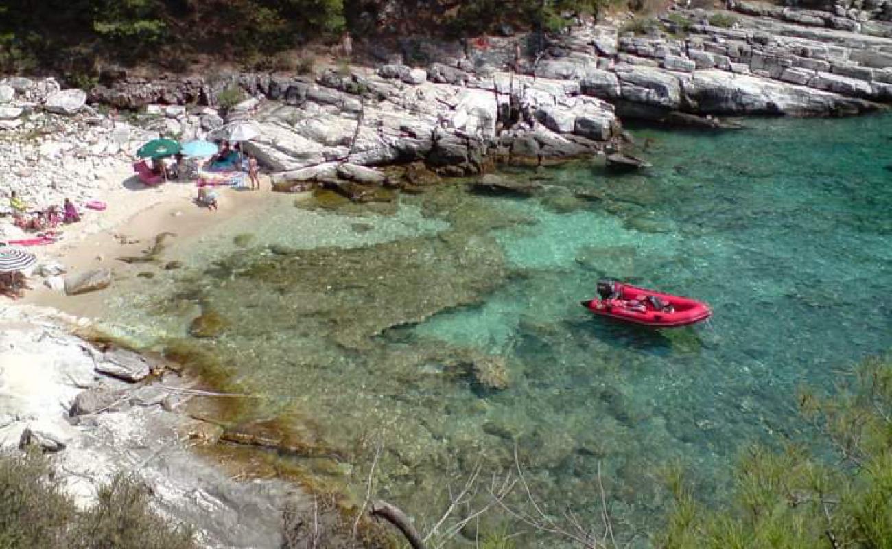 Skidia beach'in fotoğrafı parlak kum ve kayalar yüzey ile