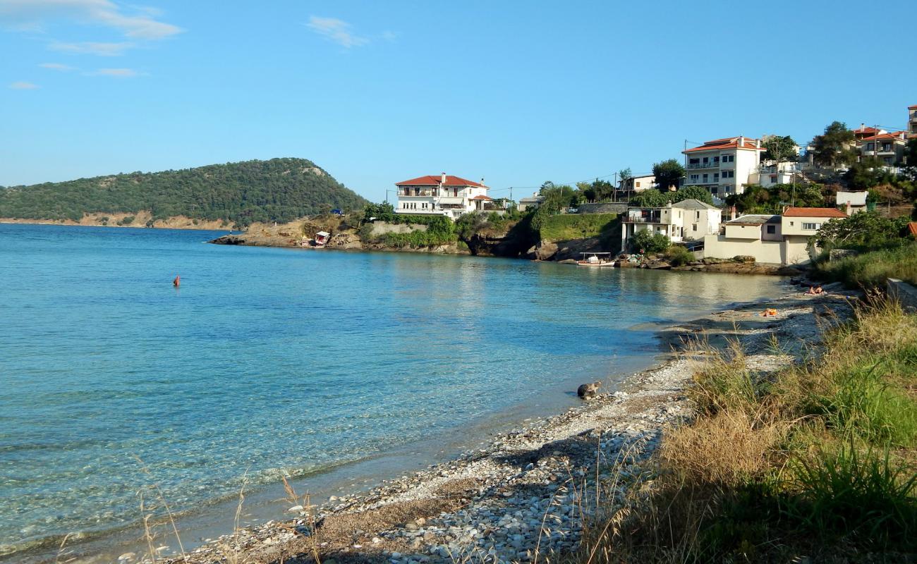 Koinira beach'in fotoğrafı bej çakıl yüzey ile