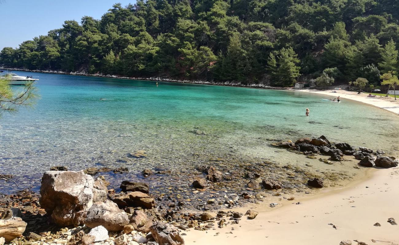 Vathi beach'in fotoğrafı parlak ince kum yüzey ile