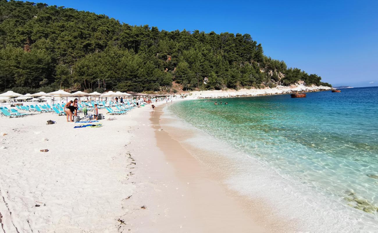 Porto Vathy Plajı'in fotoğrafı beyaz ince kum yüzey ile