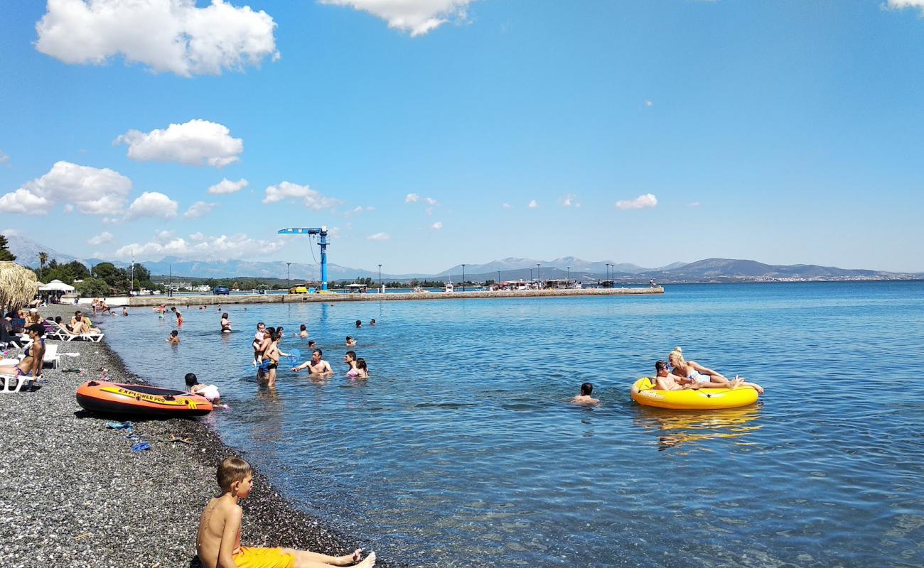 Politikon beach'in fotoğrafı küçük gri çakıllar yüzey ile
