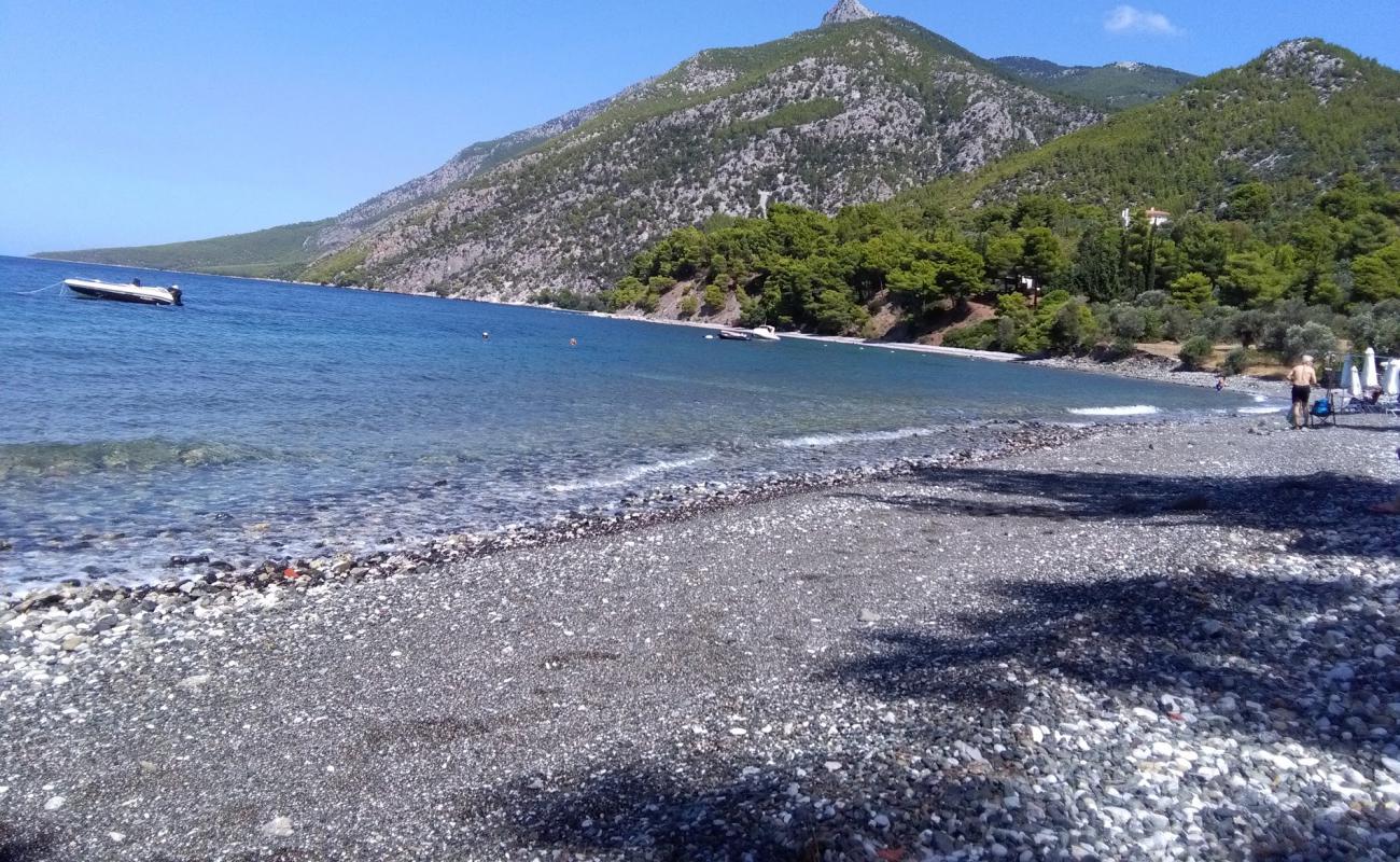 Thalasia beach'in fotoğrafı gri çakıl taşı yüzey ile