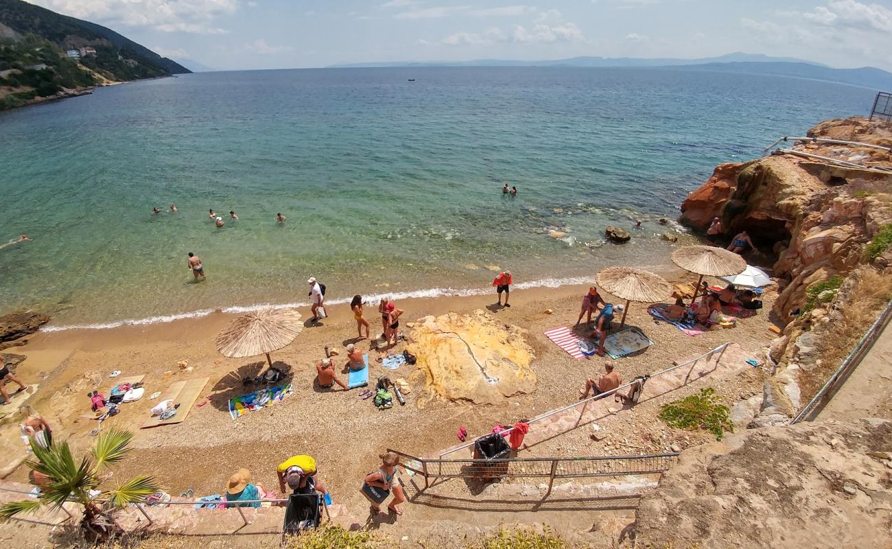 Loutra Edipsou beach'in fotoğrafı kahverengi kum yüzey ile