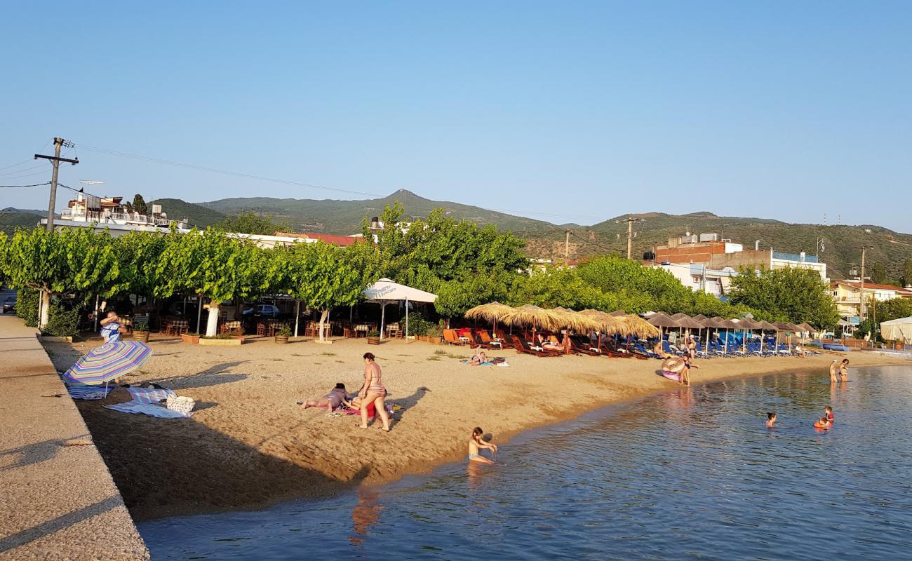 Agios Nikolaou beach'in fotoğrafı kahverengi kum yüzey ile