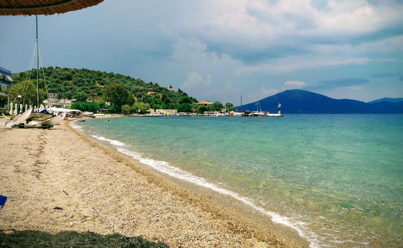 Neos Pirgos beach'in fotoğrafı hafif ince çakıl taş yüzey ile