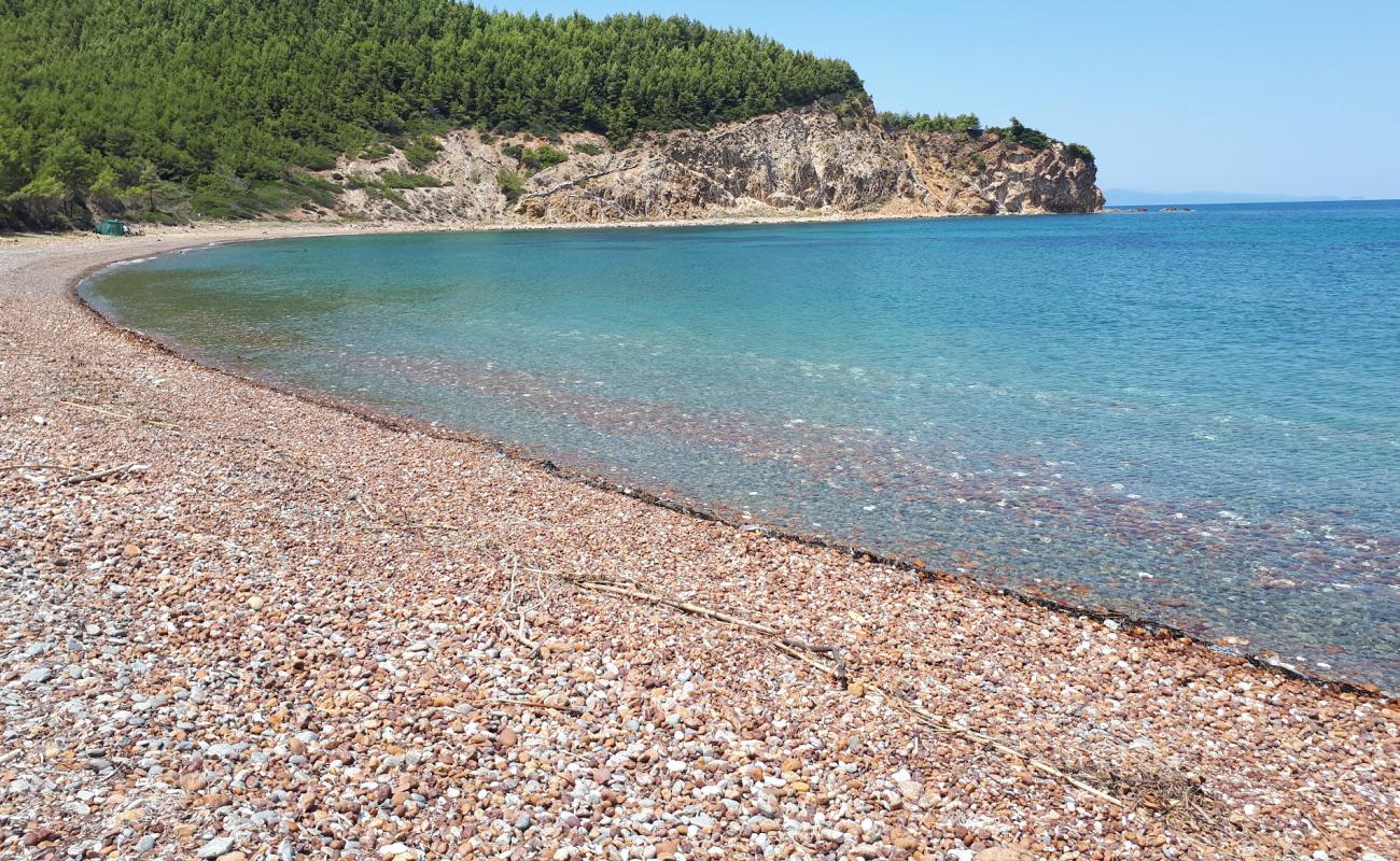 Mourtias beach'in fotoğrafı siyah kum ve çakıl yüzey ile