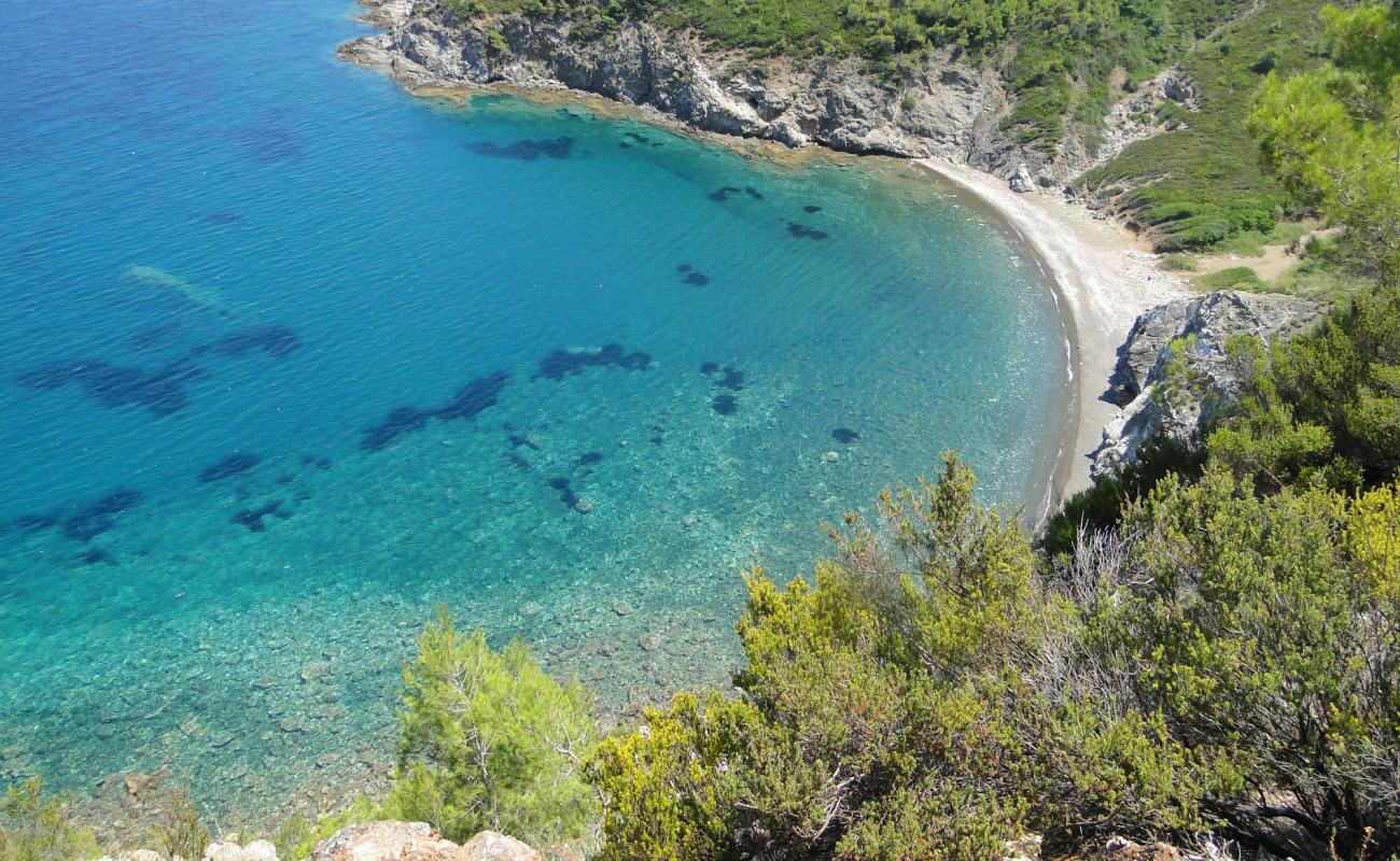 Rodaki beach'in fotoğrafı siyah kum ve çakıl yüzey ile