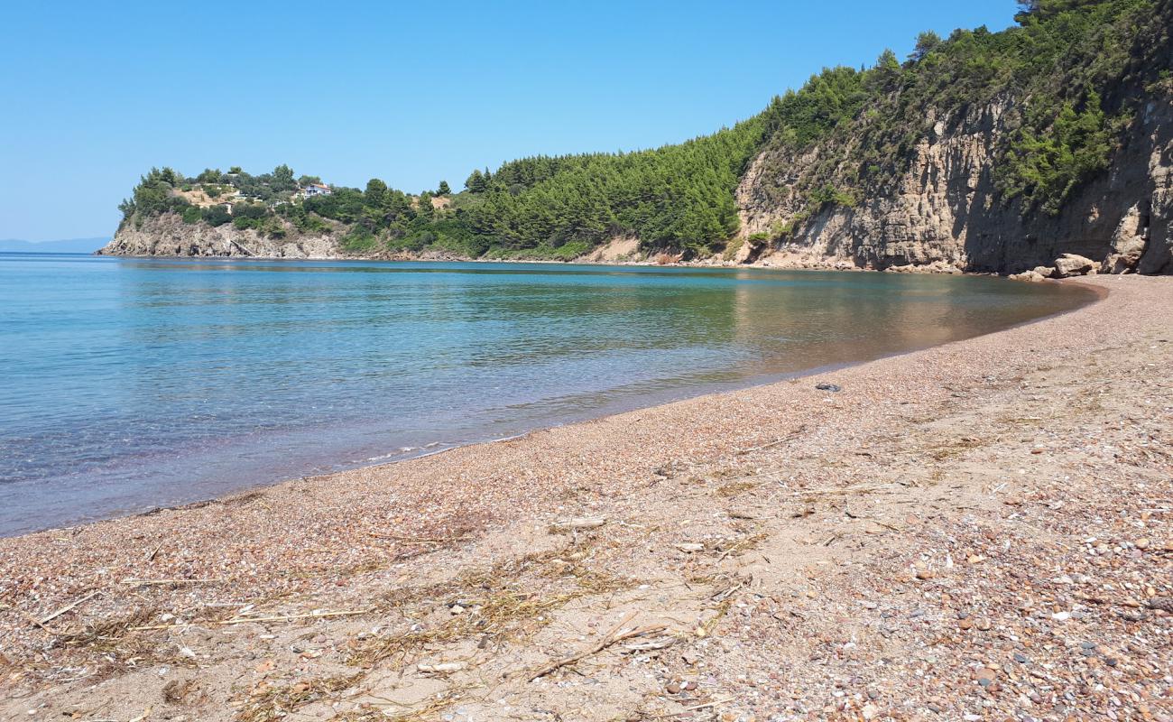 BE beach'in fotoğrafı siyah kum ve çakıl yüzey ile