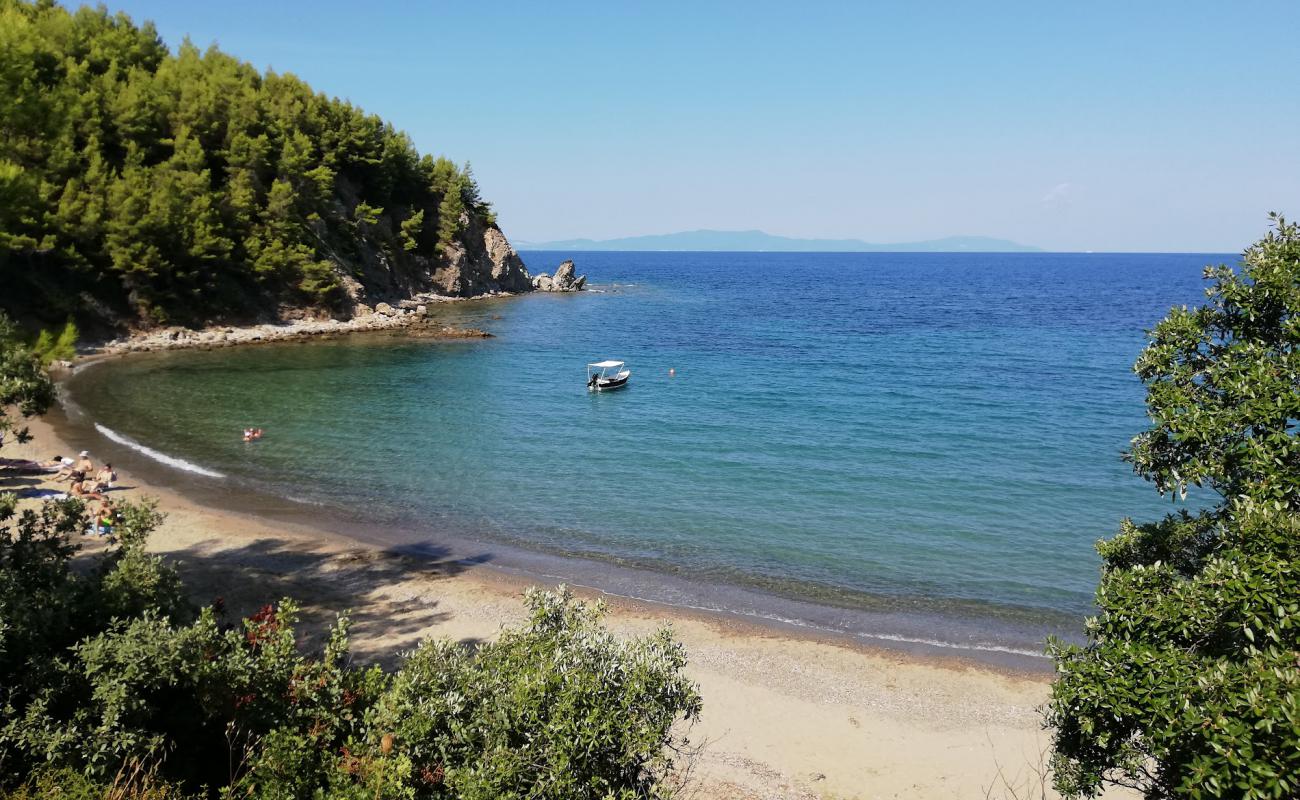 Cirmococcal beach'in fotoğrafı siyah kum ve çakıl yüzey ile