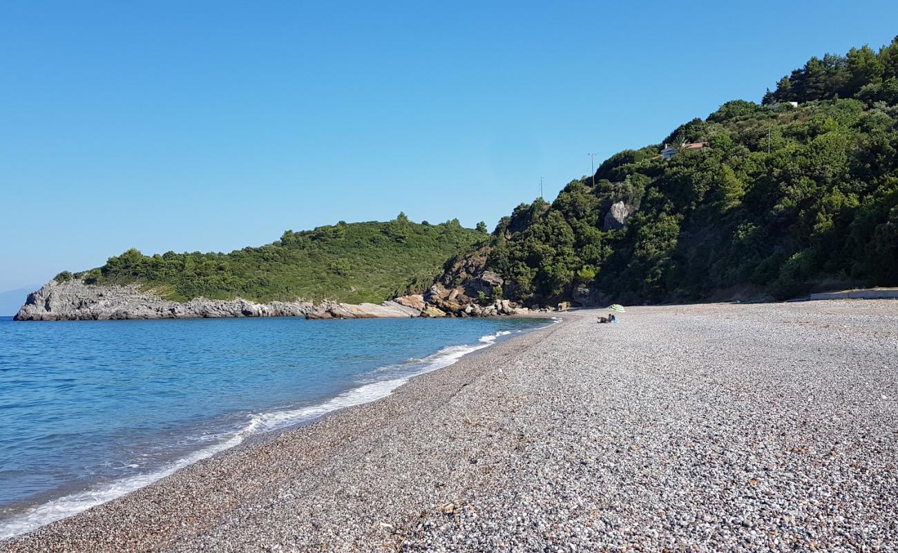 Ahladiou beach'in fotoğrafı koyu i̇nce çakıl yüzey ile