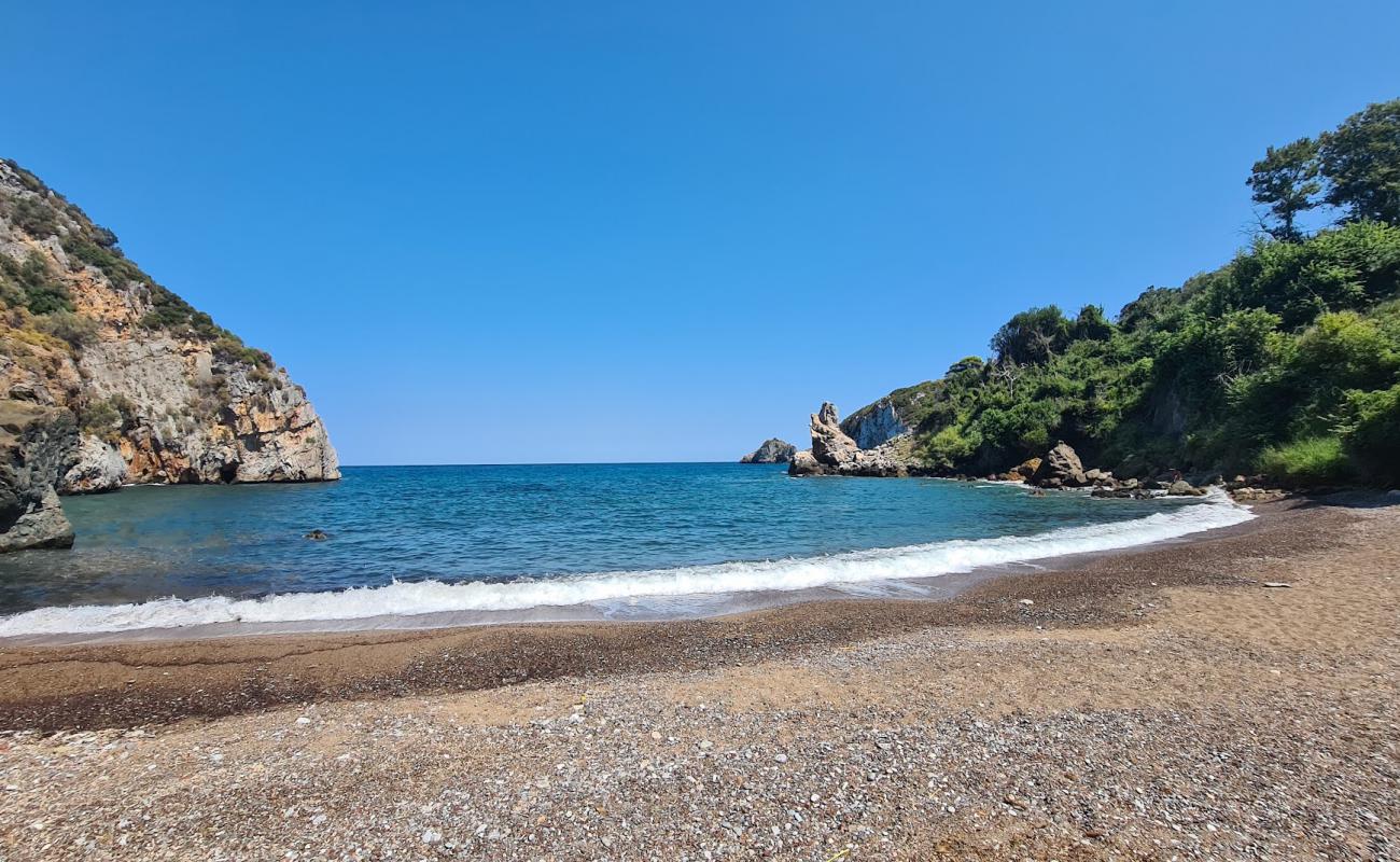 Melissi beach'in fotoğrafı kahverengi çakıl yüzey ile