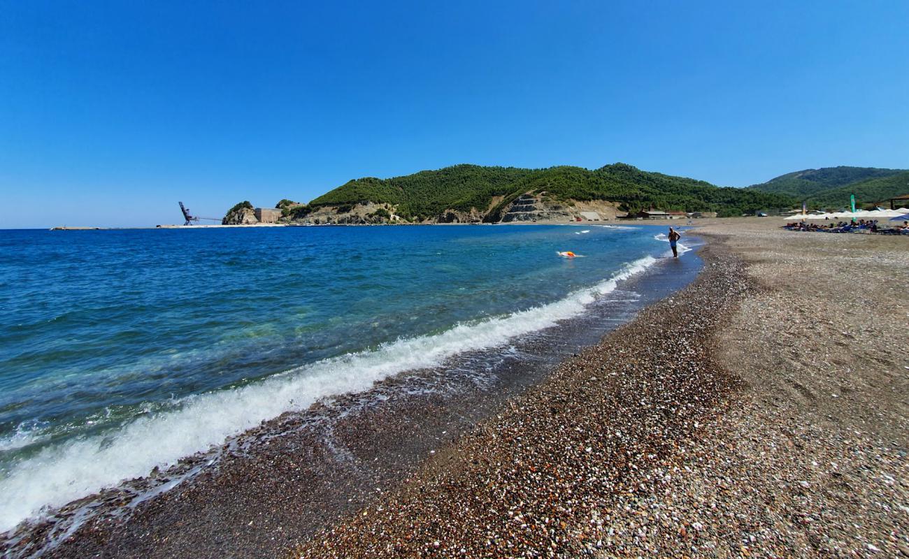 Kymasi beach'in fotoğrafı küçük kahverengi çakıllar yüzey ile