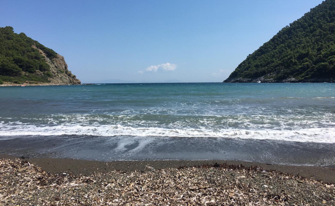 Atalantos beach'in fotoğrafı gri kum ve çakıllar yüzey ile