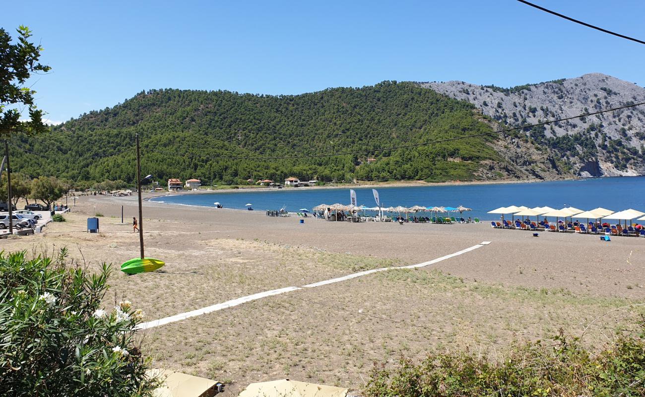 Pili beach'in fotoğrafı gri ince çakıl taş yüzey ile