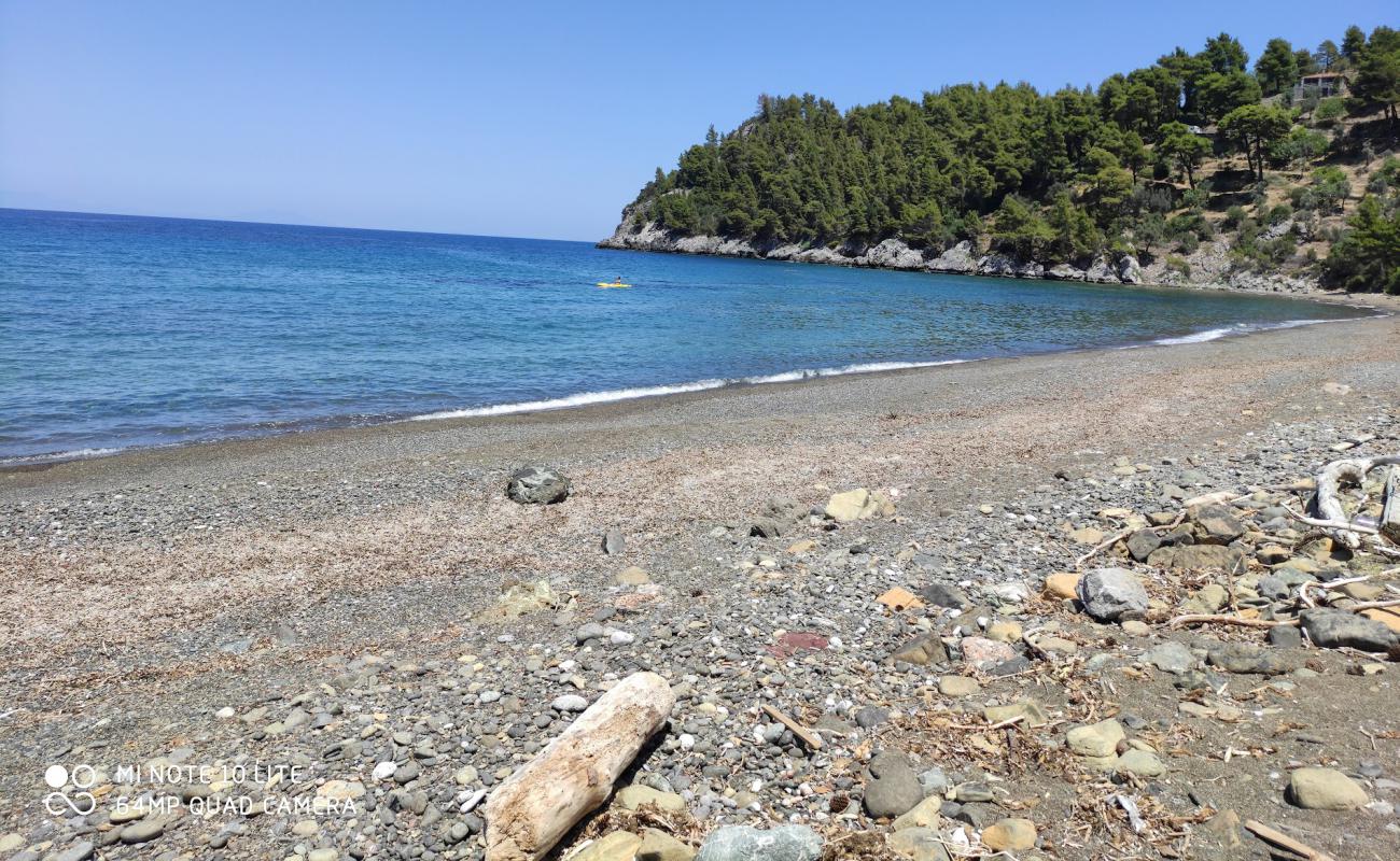 Vlachia beach'in fotoğrafı gri kum ve çakıl yüzey ile