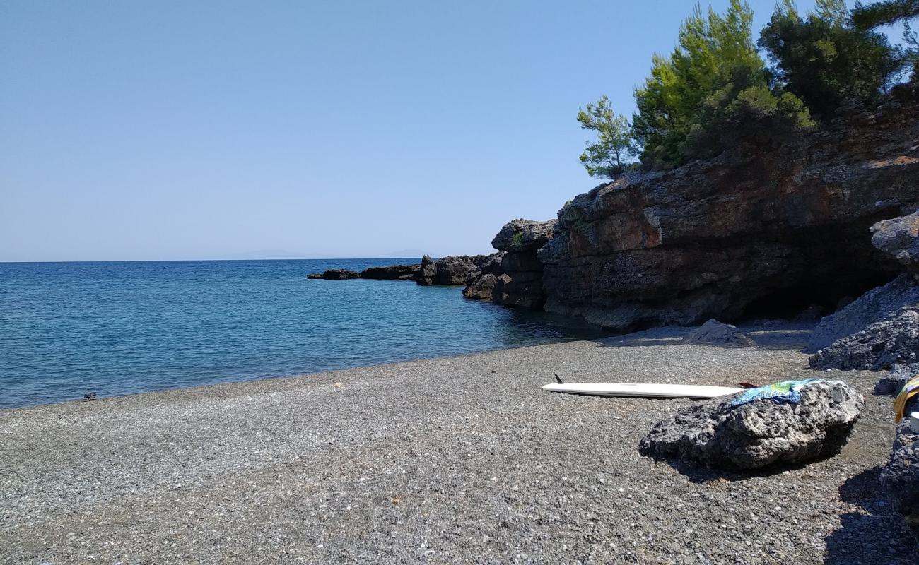 Potami beach'in fotoğrafı gri ince çakıl taş yüzey ile