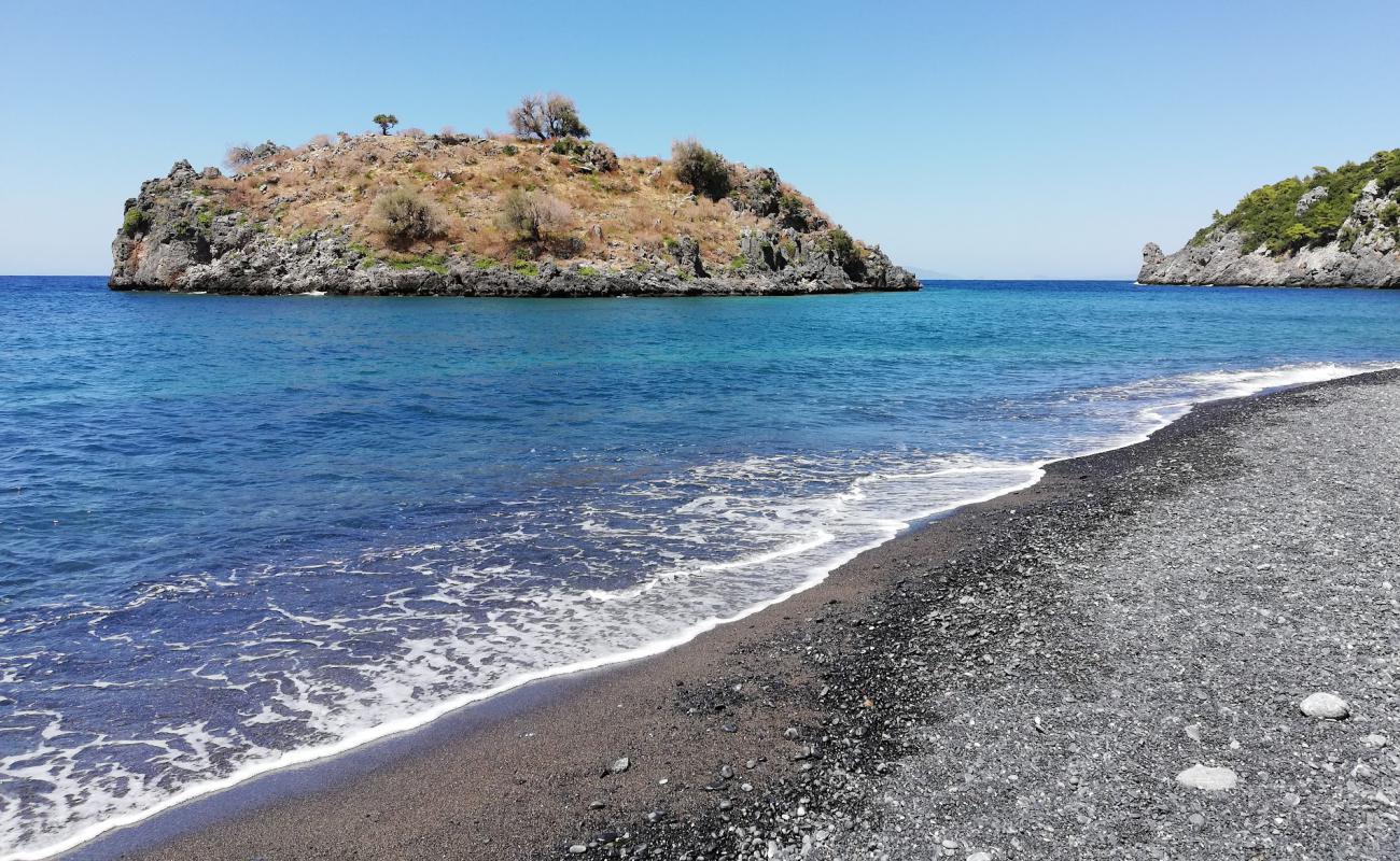 Sarakiniko beach'in fotoğrafı gri ince çakıl taş yüzey ile