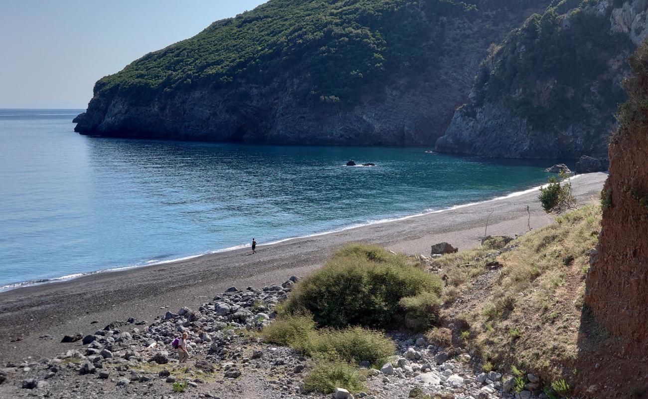 Vouvali Plajı'in fotoğrafı gri kum ve çakıl yüzey ile