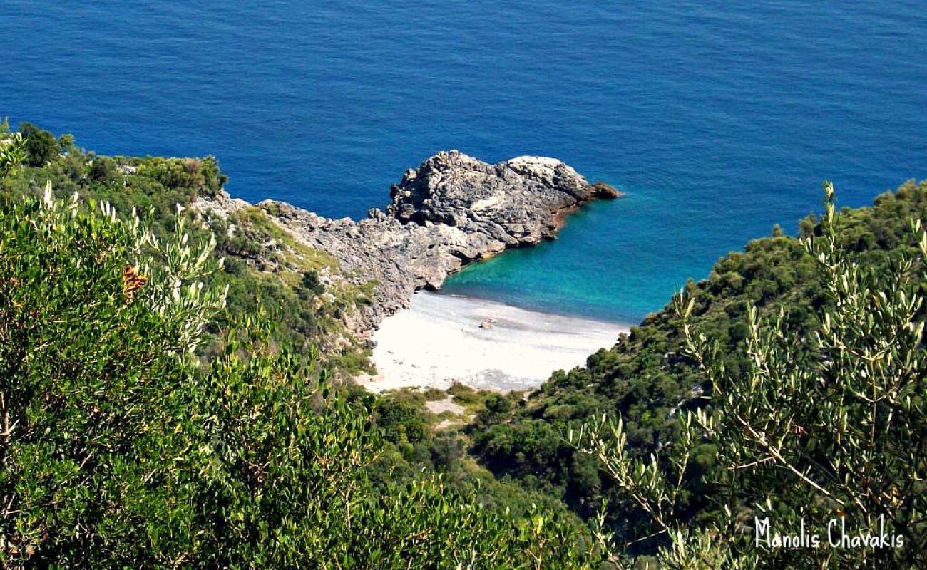 Chalatzas beach'in fotoğrafı gri ince çakıl taş yüzey ile