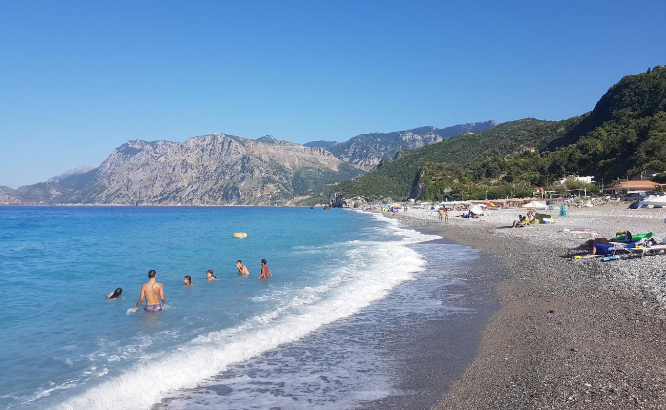 Chiliadou beach'in fotoğrafı gri ince çakıl taş yüzey ile