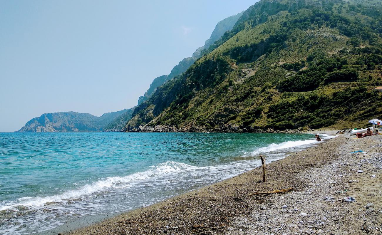 Metochiou beach'in fotoğrafı gri kum ve çakıl yüzey ile