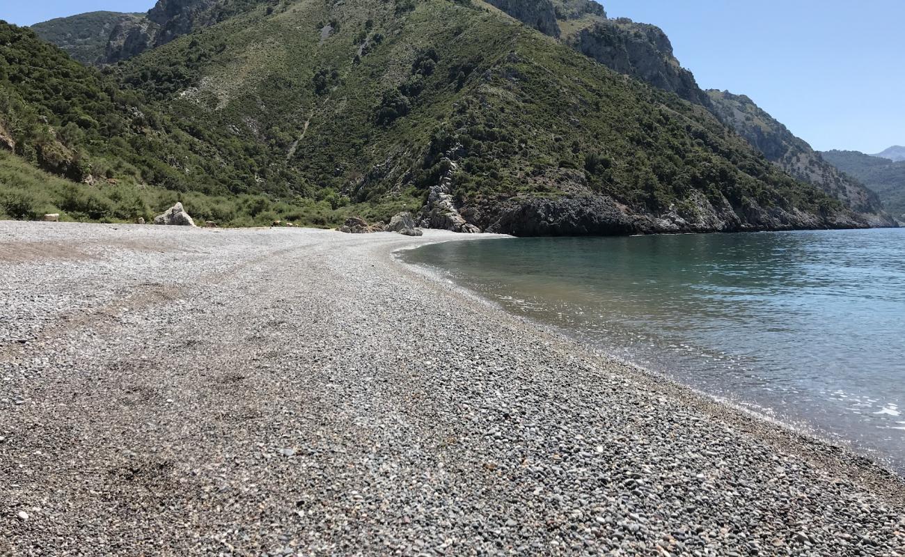 Naftiko beach'in fotoğrafı gri ince çakıl taş yüzey ile