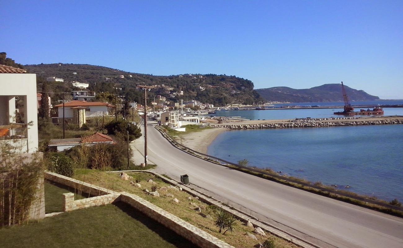 Kimi marina beach'in fotoğrafı gri kum yüzey ile