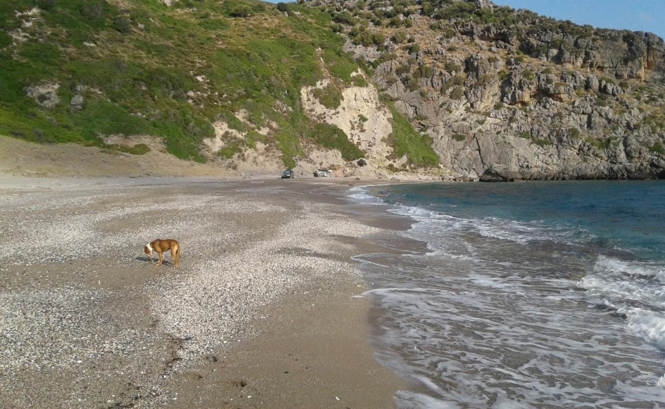 Mpournias beach'in fotoğrafı gri kum ve çakıllar yüzey ile
