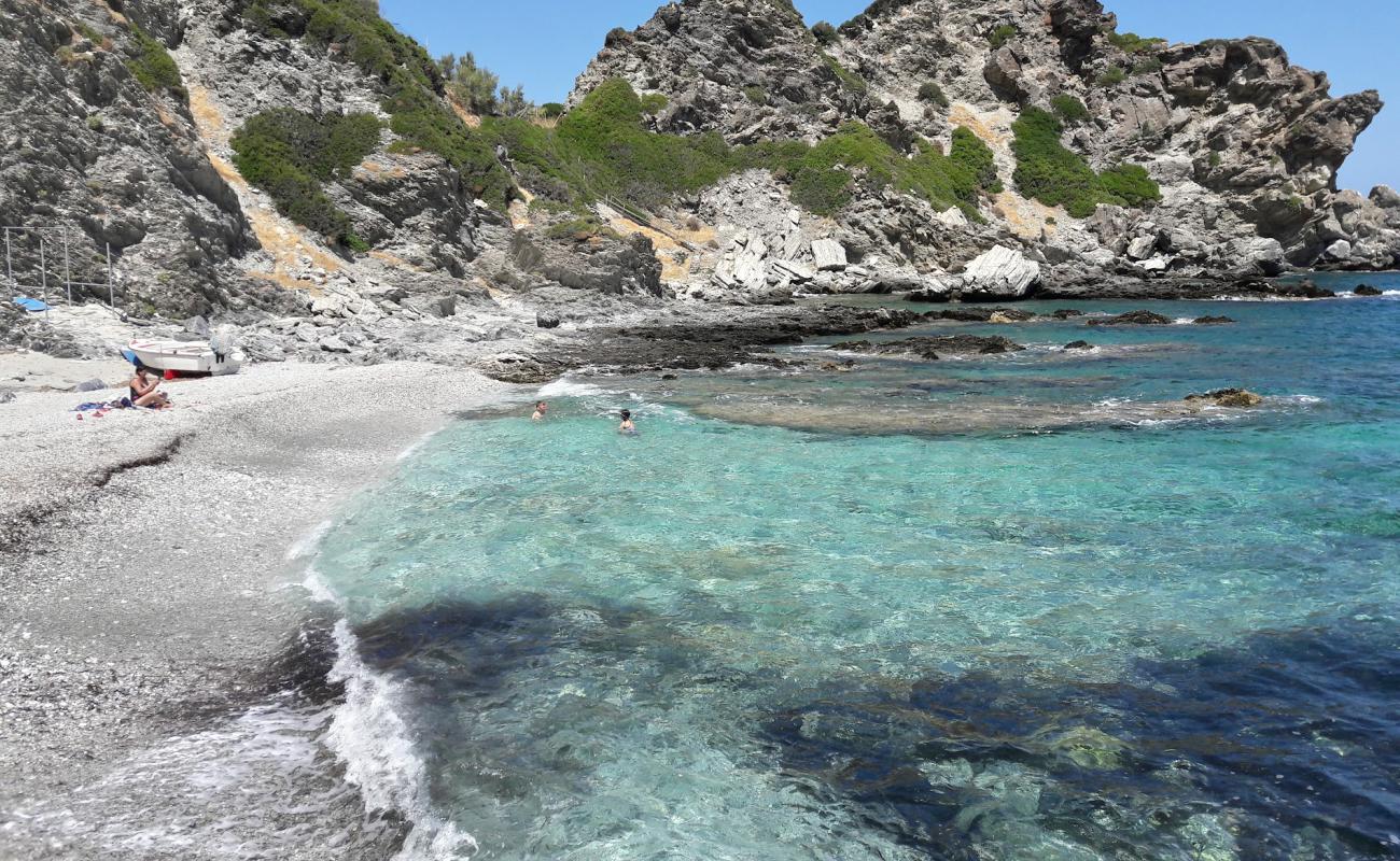 Trachelos beach'in fotoğrafı küçük bej çakıl yüzey ile