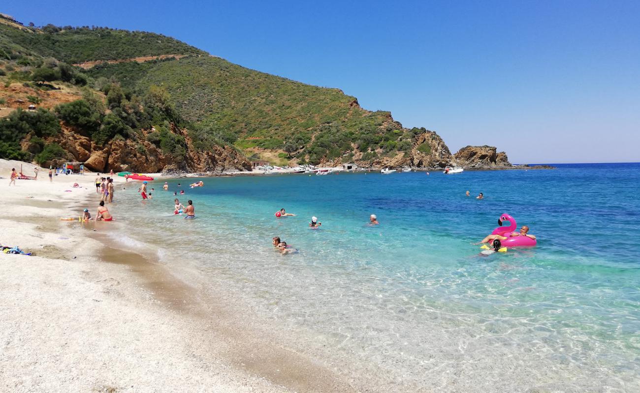 Kalamos beach'in fotoğrafı bej kabuklu kum yüzey ile