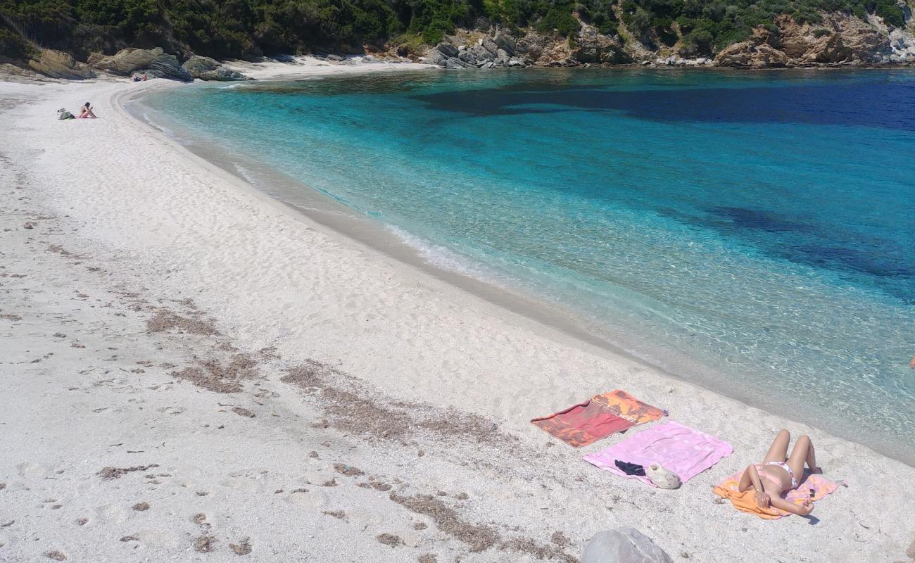 Mageiras beach'in fotoğrafı beyaz kum yüzey ile