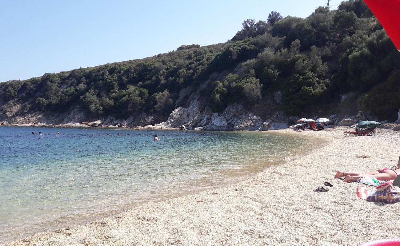 Gardo beach'in fotoğrafı bej kabuklu kum yüzey ile