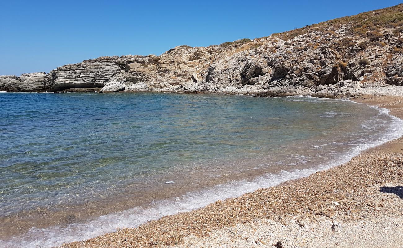Koskina beach'in fotoğrafı küçük bej çakıl yüzey ile