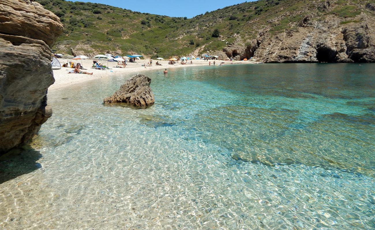 Armirichi beach'in fotoğrafı parlak kabuk kumu yüzey ile