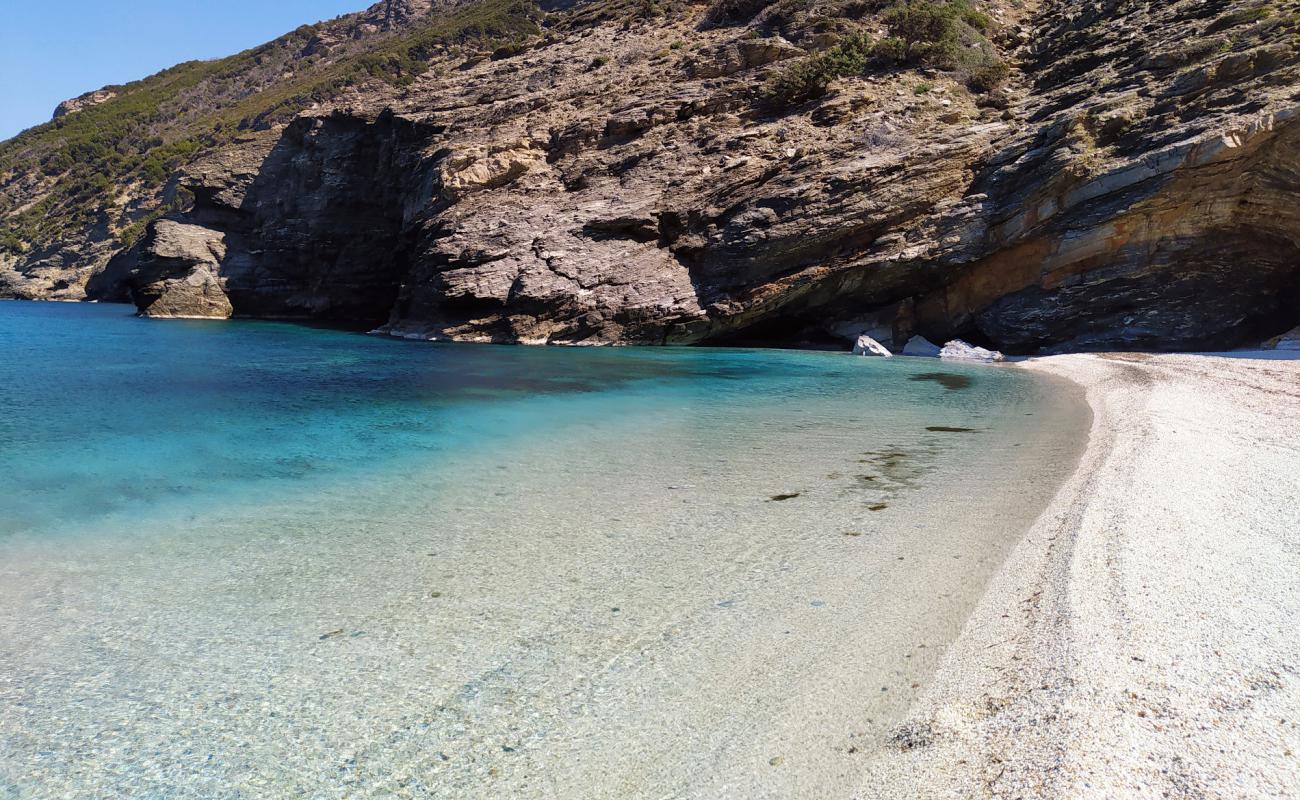 Charakas beach'in fotoğrafı bej kabuklu kum yüzey ile