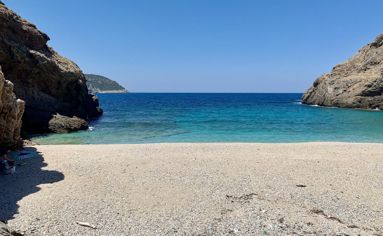 Konidavli beach'in fotoğrafı parlak kabuk kumu yüzey ile