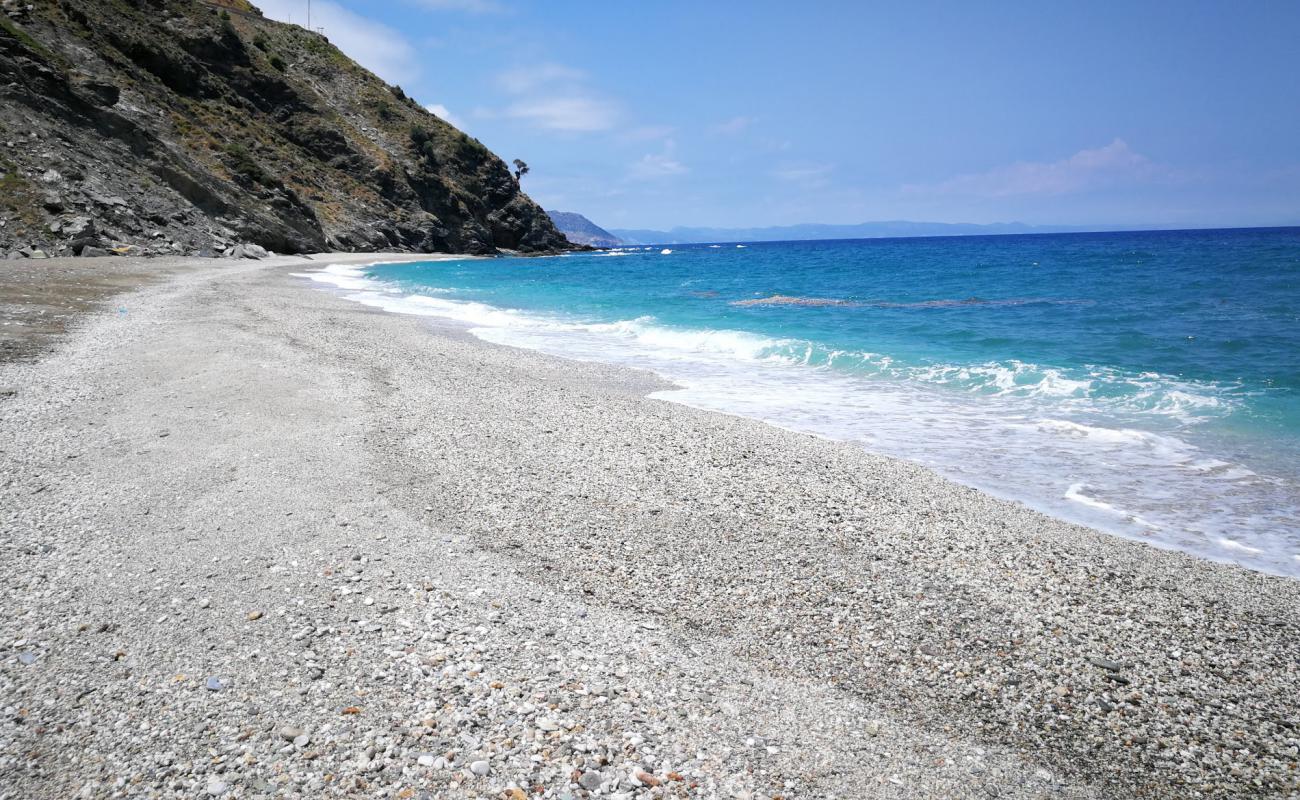 Kaliani beach'in fotoğrafı parlak kabuk kumu yüzey ile