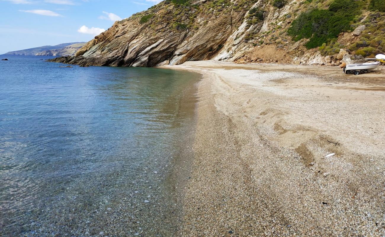 Amygdalias beach'in fotoğrafı koyu i̇nce çakıl yüzey ile