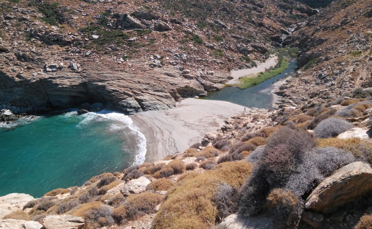 River beach'in fotoğrafı bej kabuklu kum yüzey ile