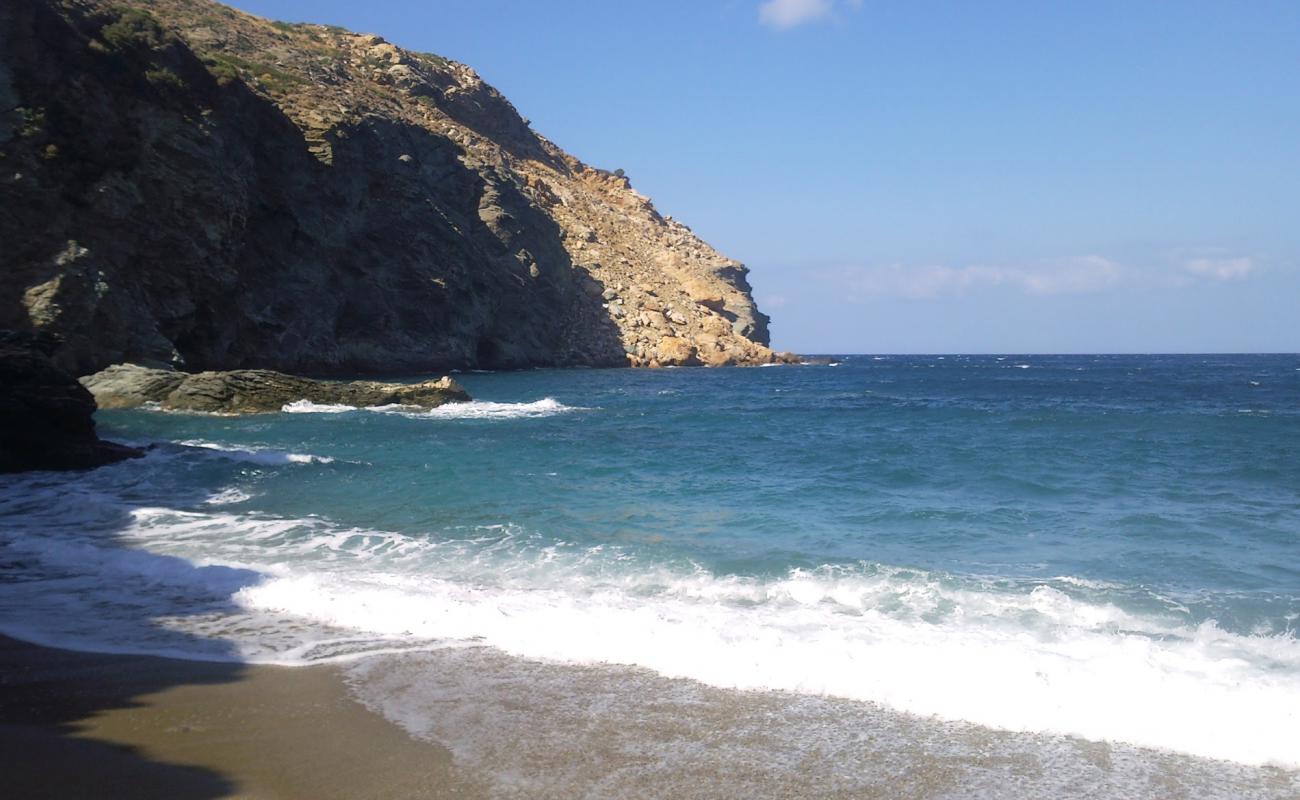 Spilitses beach'in fotoğrafı parlak kabuk kumu yüzey ile