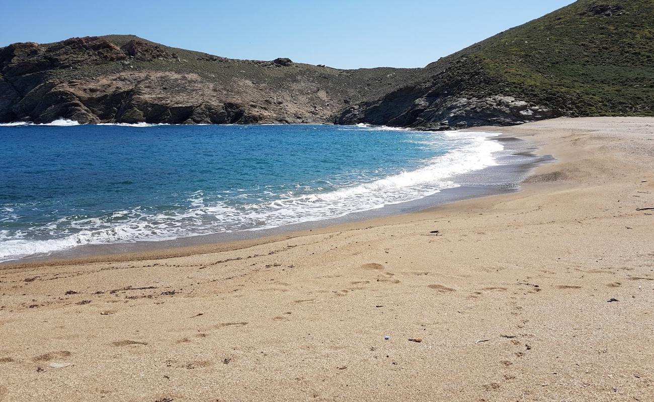 Linari beach'in fotoğrafı parlak kabuk kumu yüzey ile