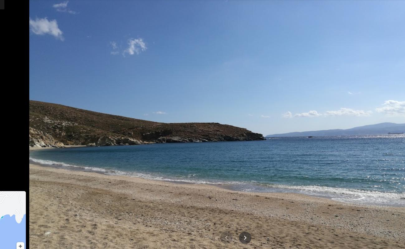 Livadi beach'in fotoğrafı parlak kabuk kumu yüzey ile