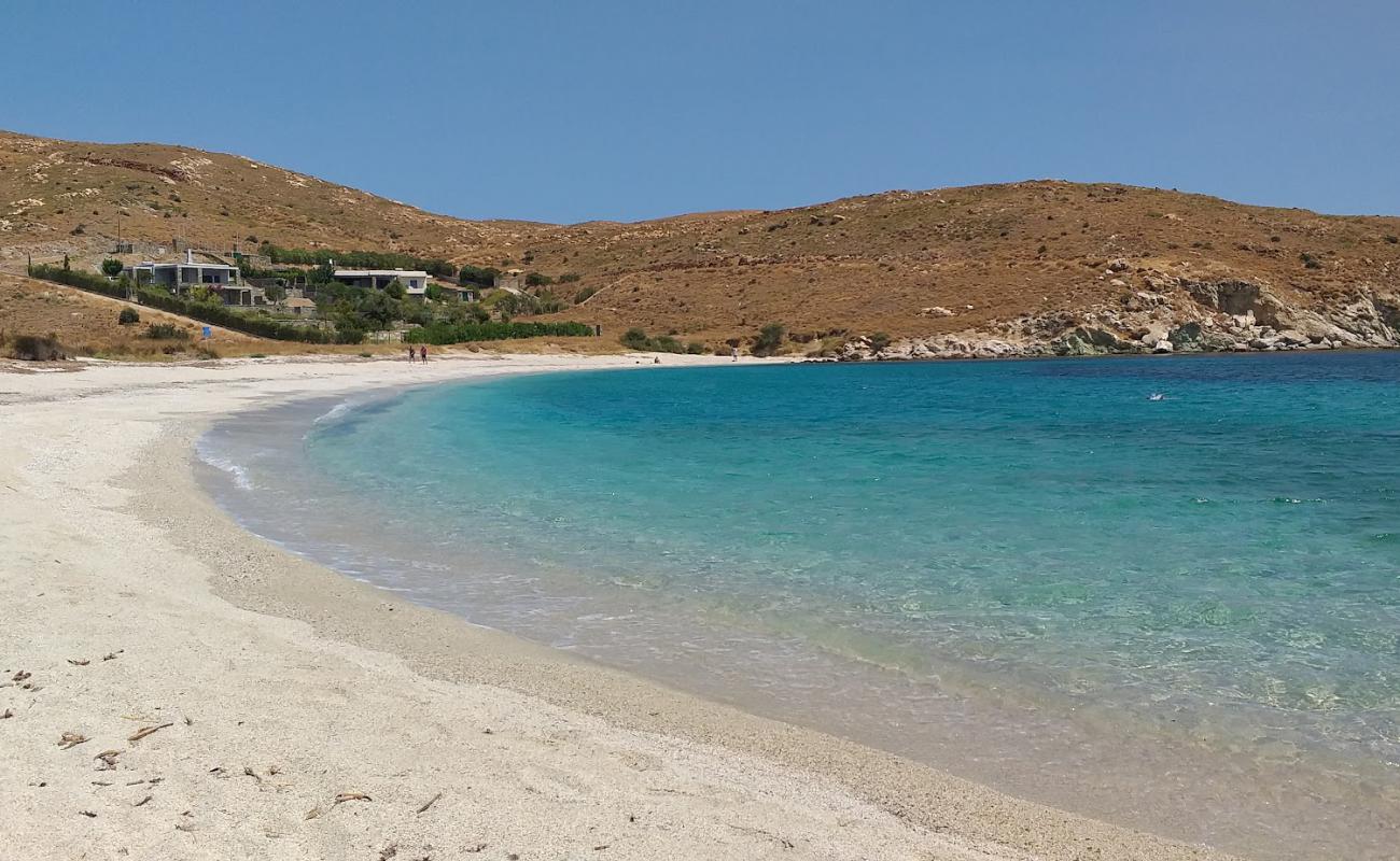 Gialos beach'in fotoğrafı hafif ince çakıl taş yüzey ile