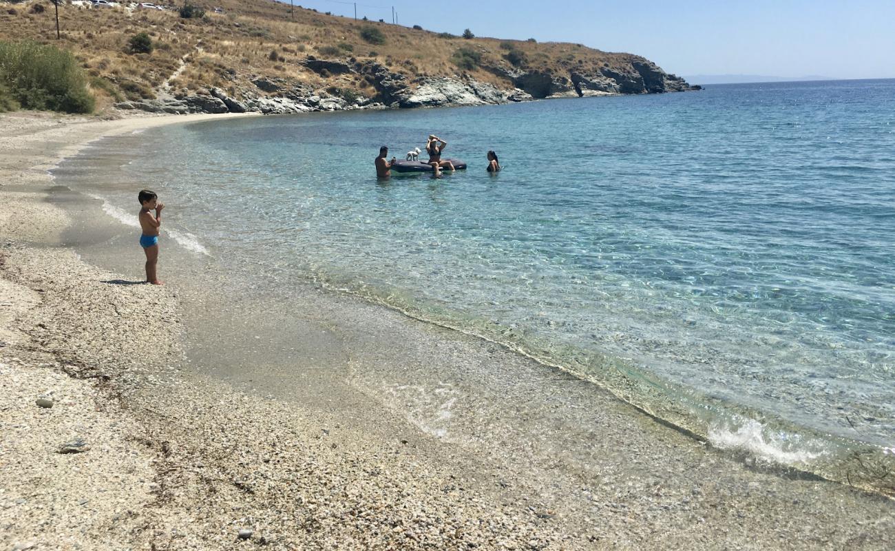 Agios Eirini beach'in fotoğrafı açık bej kum yüzey ile
