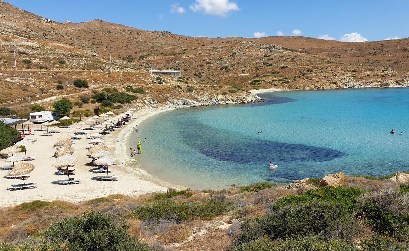 Agios Paraskevi beach'in fotoğrafı açık bej kum yüzey ile
