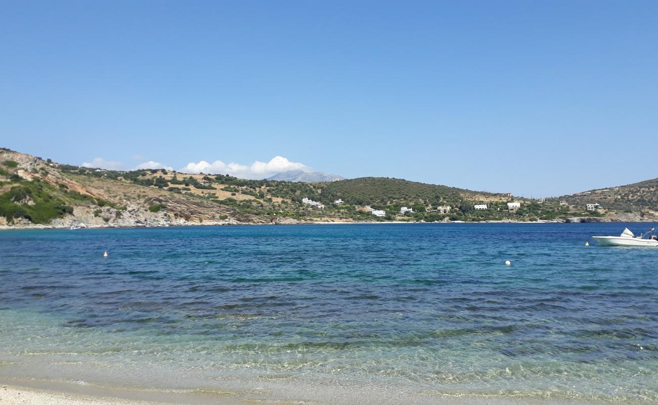 Likorema beach'in fotoğrafı bej kabuklu kum yüzey ile