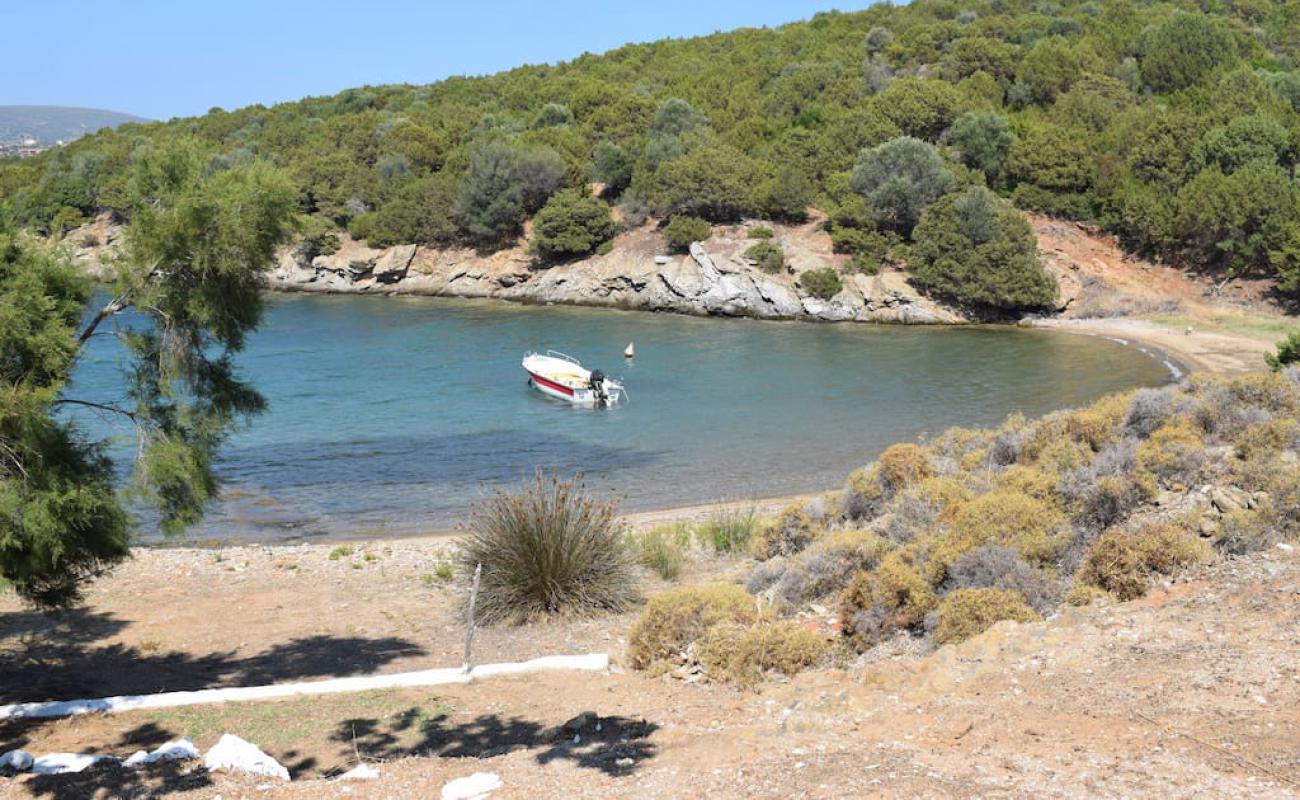 Little Mandraki beach'in fotoğrafı siyah kum ve çakıllar yüzey ile