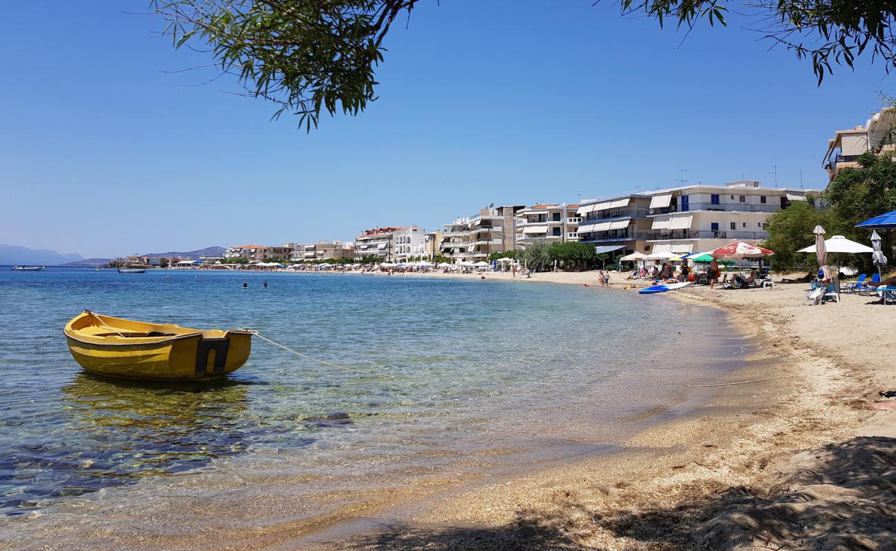 Kefala beach'in fotoğrafı siyah kum ve çakıllar yüzey ile